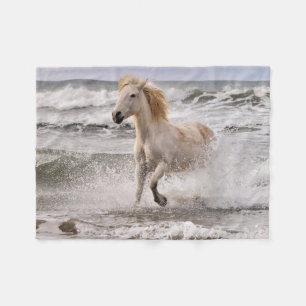 Camargue Horse Running ut ur Surfan Fleecefilt