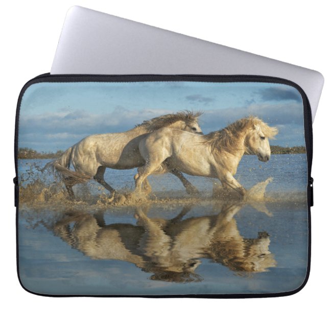 Camargue Horses and Reflection, Södra Frankriket Laptop Fodral (Framsidan)