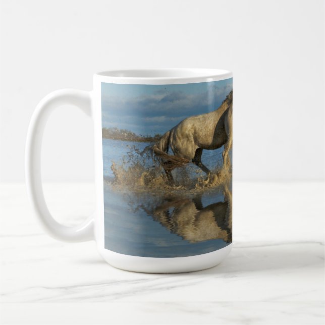 Camarguehästar och spegling, södra Frankrike Kaffemugg (Vänster)