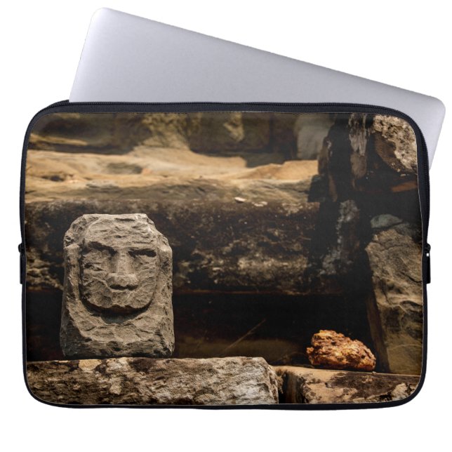 Cambodia Smiling Stone Totem Laptop Sleeve (Framsidan)