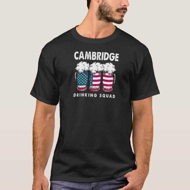 Cambridge Drinking Squad Massachusetts Alkohol M T Shirt (Framsida)