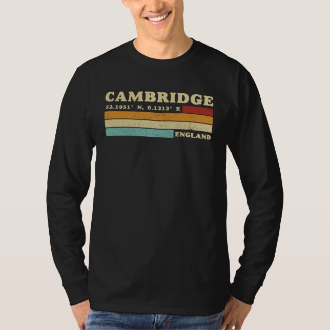 Cambridge England City Retro Longitude Latitude T Shirt (Framsida)