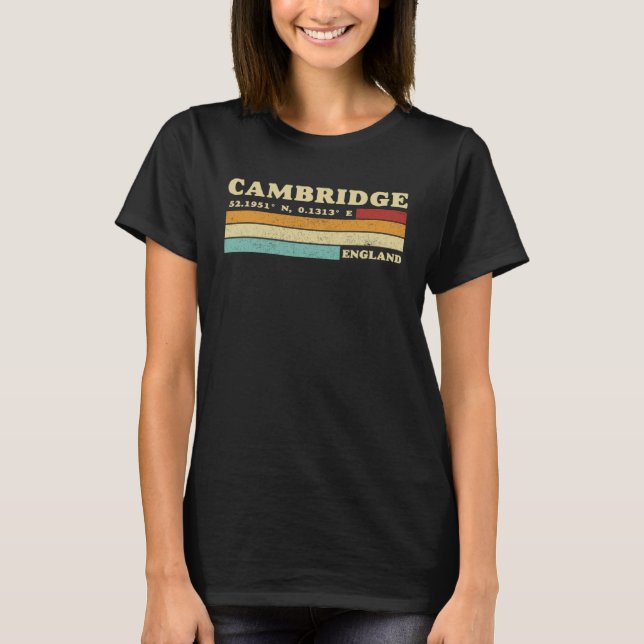 Cambridge England City Retro Longitude Latitude T Shirt (Framsida)