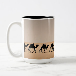 Camel caravan i öknen Två-Tonad mugg