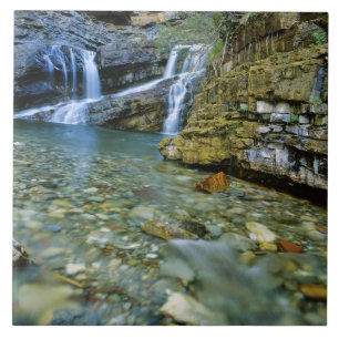Cameron Falls i Waterton Lakes nationalpark i Kakelplatta