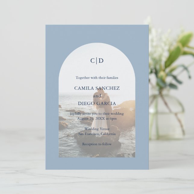 Camila Dusty Blue Arch Modern Bröllop Inbjudningar (Stående Fram)