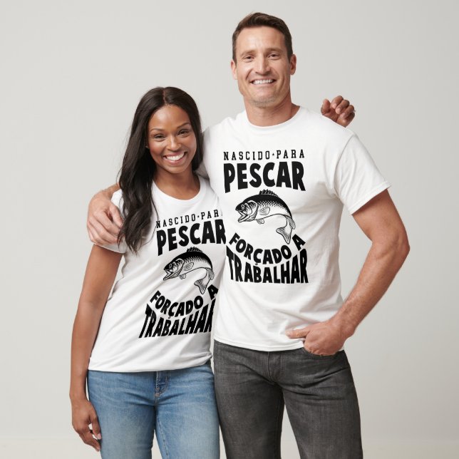Camiseta Nascido Para Pescar Forçado a Trabalhar T-shirt (Unisex)