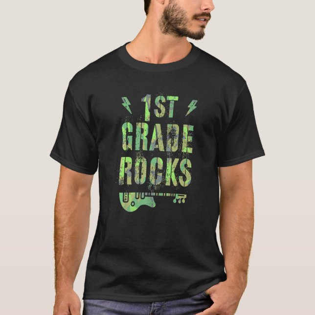 Camo 1st Grade Rocks Camp Teacher Squad First Grad T Shirt (Framsida)
