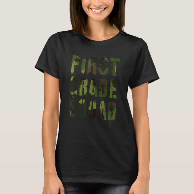 Camo First Klass Squad Teacher Hej 1st Grader Vi T Shirt (Framsida)