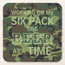 Camo jobbar med mitt sexpaket underlägg papper kvadrat