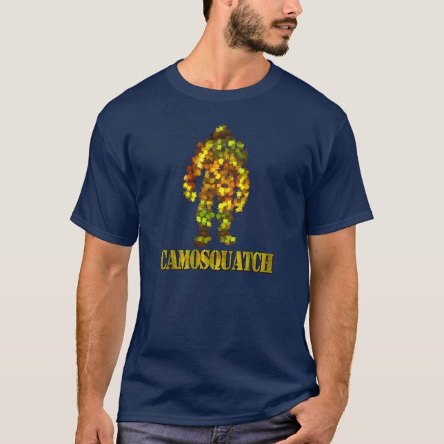 CamoSquatch: Bobo hittar aldrig Bigfoot Tee Shirt (Framsida)
