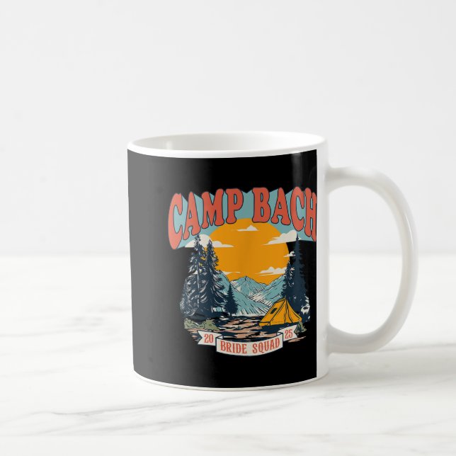 Camp Bach Brud Sällskap 2025 Retro Camping Sachelo Kaffemugg (Höger)