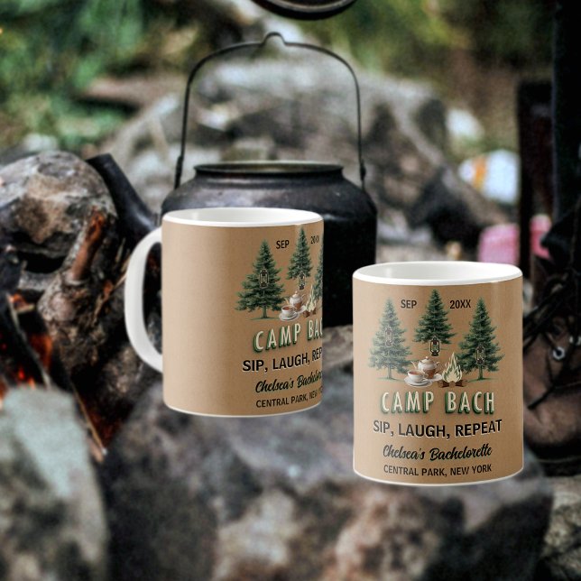 Camp Bach Rustic Evergreen Träd & Campfire Kraft Kaffemugg (Skapare uppladdad)