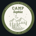 Camp Bachelorette Party Round Favor Stickers Runt Klistermärke<br><div class="desc">Ställe är dessa roligtar på din bachelorette-favoriter,  gåvor,  dekoration med mera. Den här utformningen har en campingmarksdesign med modern och vintage typsnitt. Klicka på knappen "Anpassa" - och klicka sedan på "Anpassa ytterligare" för att komma igång med layouten! Se hela samlingen för mer matchande objekt!</div>