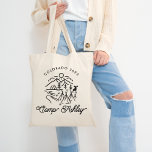 Camp Bachelorette Tote Bag Tygkasse<br><div class="desc">Den här Camp-temat Bachelorette-påsen är perfektens gåva till brudgummar och bruden på ett berg eller sjö-bachelorette resa! Anpassa den med plats,  datum och bruds namn för att göra det på ett sätt!</div>