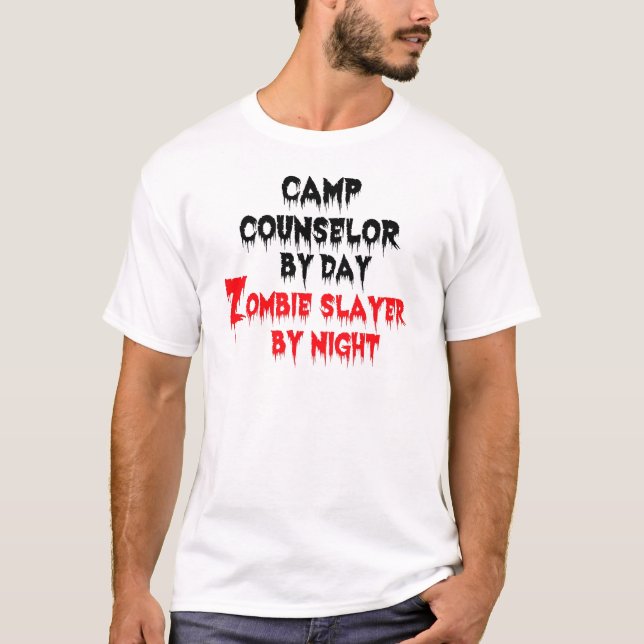 Camp Counselby Day Zombie Sayer by Natt T-shirt (Framsida)