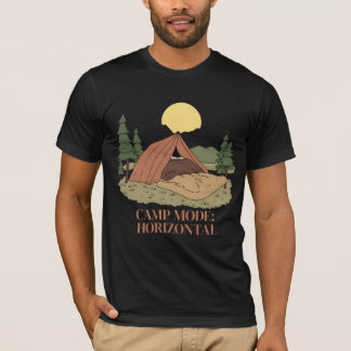 CAMP-LÄGE: HORISONTELLT.” – LATMASKIN ÖVERLEVARE-T T SHIRT