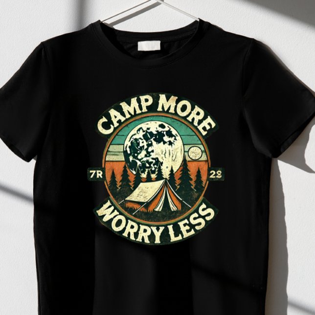 CAMP MER ARBETE MINDRE T-Shirt (Skapare uppladdad)