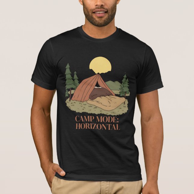 CAMP MODE: HORIZONTAL.” – LAZY CAMPER TEE (Framsida)