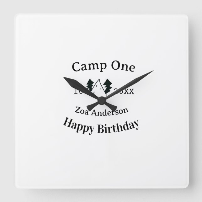 Camp one happy birthday name date campingadventure fyrkantig klocka (Framsida)