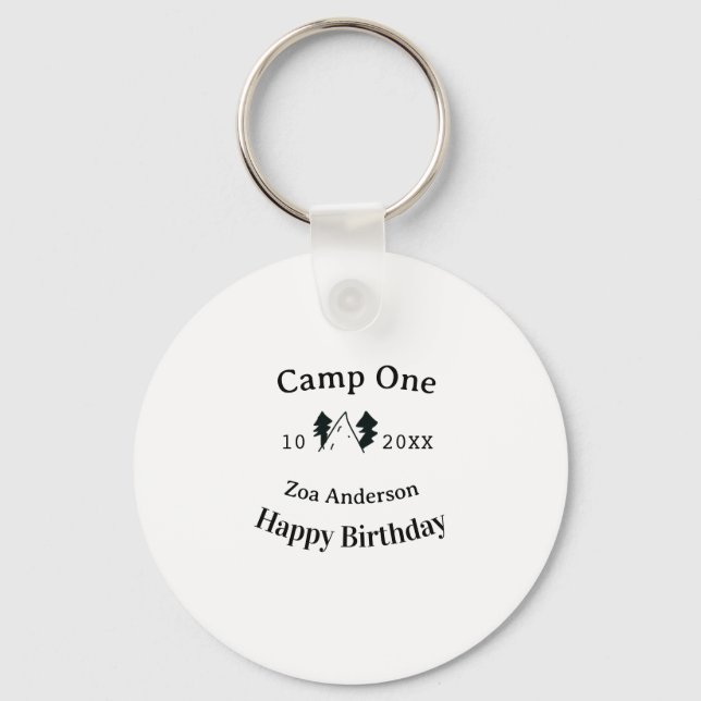 Camp one happy birthday name date campingadventure nyckelring (Framsida)