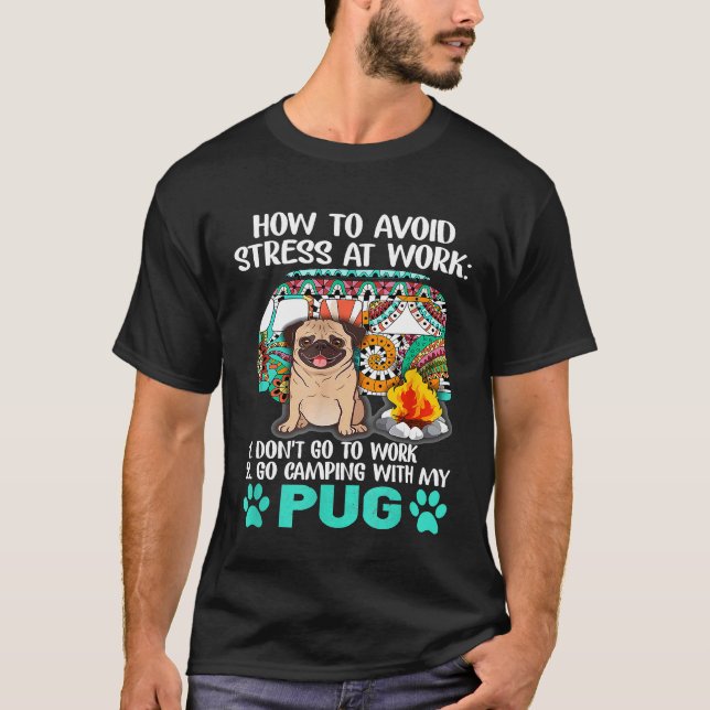 Campa med mops för att undvika stress t shirt (Framsida)