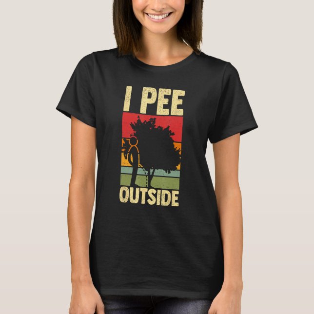 Camper  Camping Outdoor I pee outside T Shirt (Framsida)