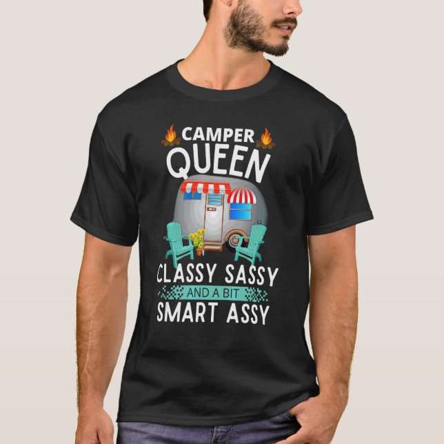 Camper Queen Classy Sassy och en bitsmart Assy Cam T Shirt (Framsida)