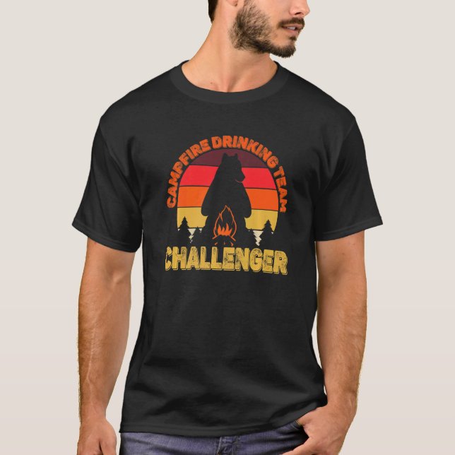 Campers Campfire Drinking Team Challenger Camping  T Shirt (Framsida)