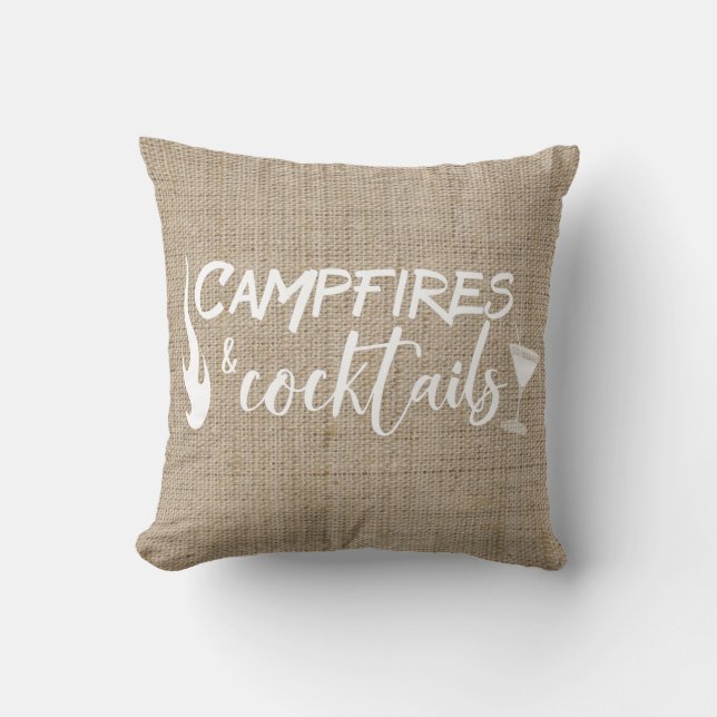 Campfire and Cocktails Camping Burlap Kudde (Framsida)
