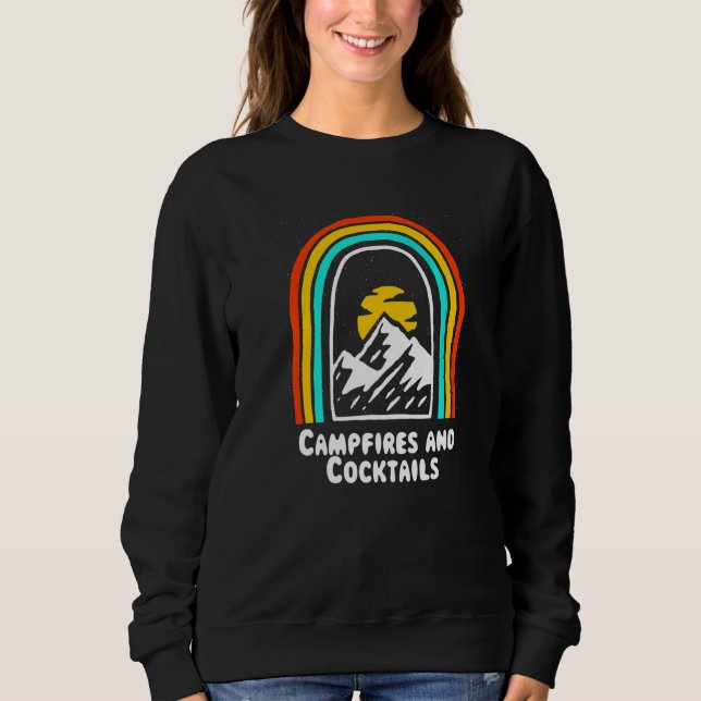 Campfire and Cocktails Camping Party Camper Celeb T Shirt (Framsida)