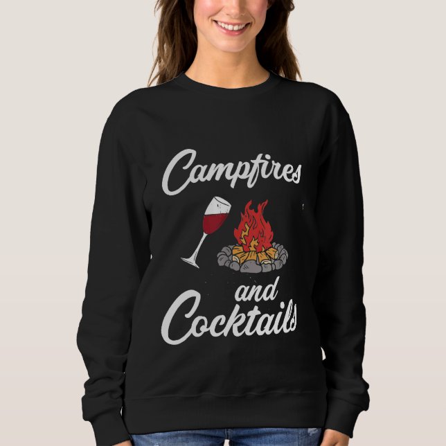 Campfire and Cocktails Funny Camping T Shirt (Framsida)