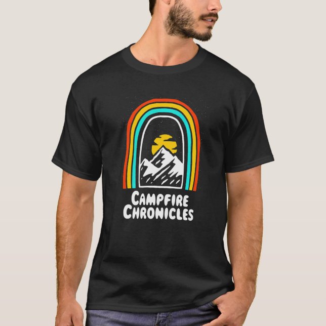 Campfire Chronicles Wildlife Camping Exdoor Campe T Shirt (Framsida)