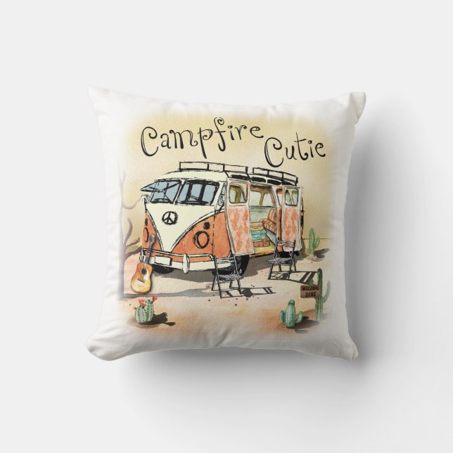 Campfire Cutie Vintage Camping Kudde (Framsida)