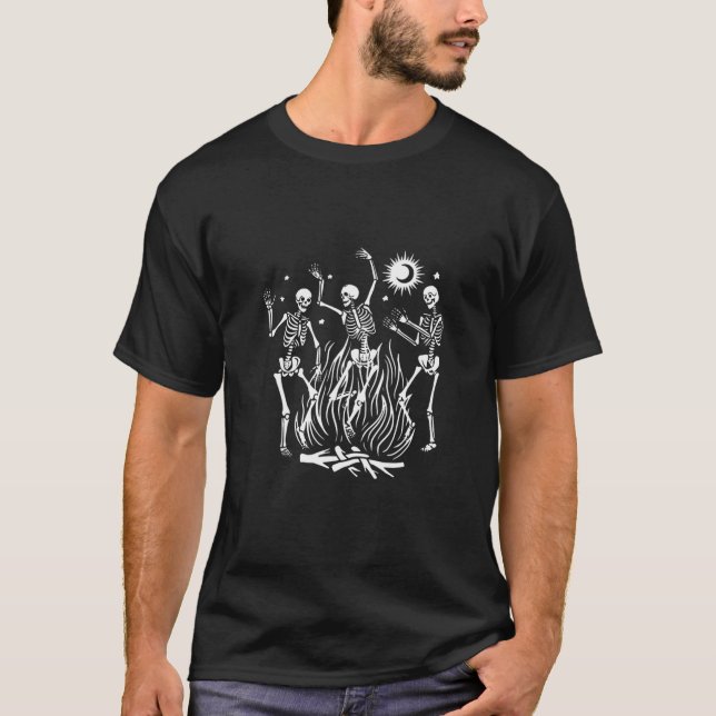 Campfire Dancing Skeleton Halloween T Shirt (Framsida)