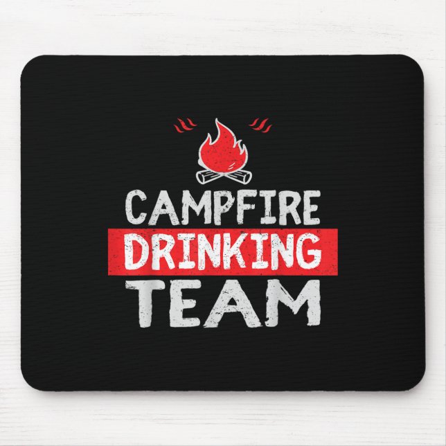Campfire Drinking Team Funny Camping Gift Musmatta (Framsidan)
