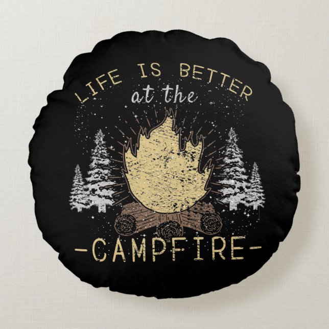 Campfire - Livet är bättre av Campfire Rund Kudde (Framsidan)