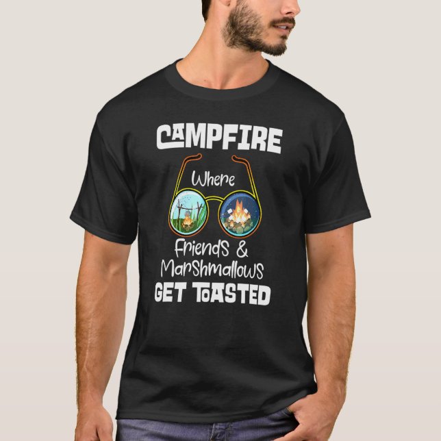 Campfire where Friends Marshmallow Get Tosted Cam T Shirt (Framsida)
