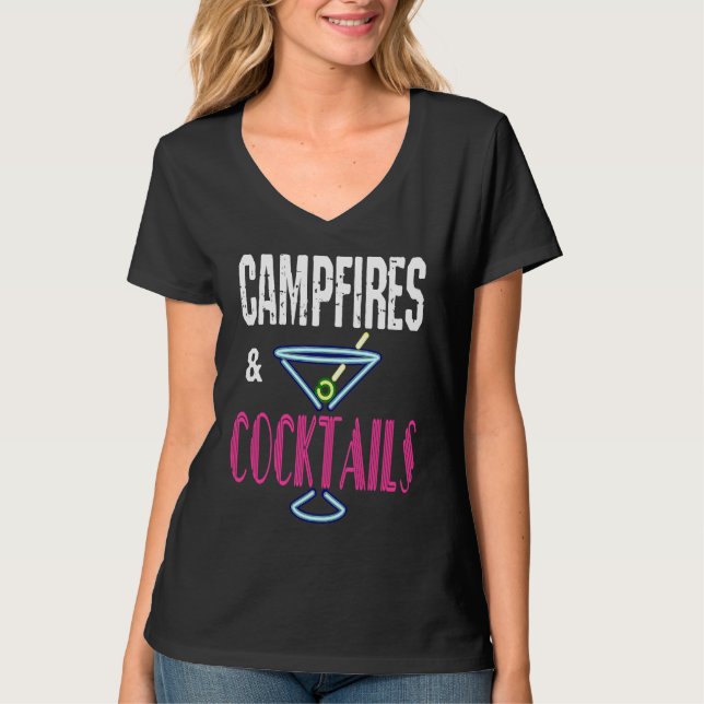 Campfires and Cocktails  Camping Drinking Camp Hum T Shirt (Framsida)