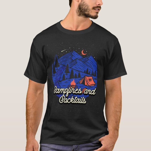Campfires and Cocktails Camping Party Camper Reuni T Shirt (Framsida)