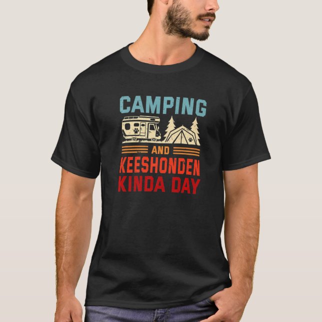 Camping and Keeshonden Kinda Day Keeshond Camper T Shirt (Framsida)