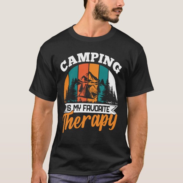 Camping är min favoritterapi Funny Camper Camp T Shirt (Framsida)