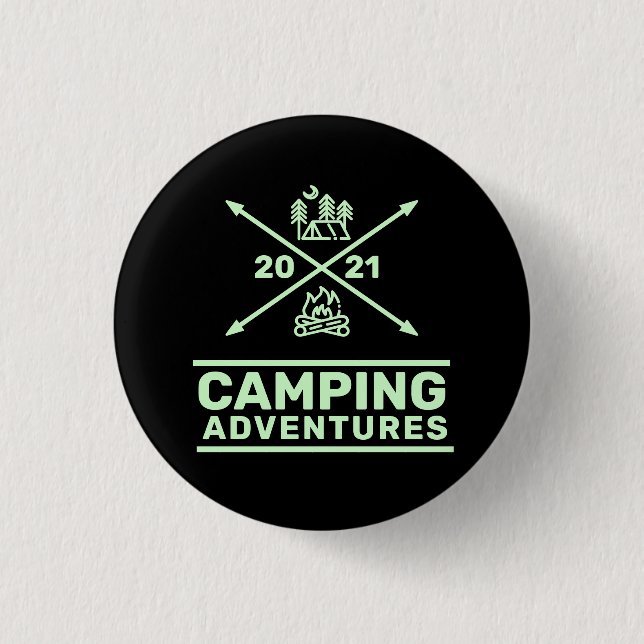 Camping Äventyr 2021 Minimal Vapensköld Knapp (Framsida)