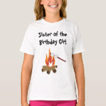 Camping Birthday Sister T-Shirt<br><div class="desc">Att fira en födelsedag är en familjeangelägenhet! Hämta motsvarande skjortor för hela familjen så att du kan fira i stil. Det är inte bara roligt att matcha temat,  utan det låt oss också andra föräldrar att lätt veta vilka värdarna i party är! De här campingskjortorna är perfektens beröring!</div>