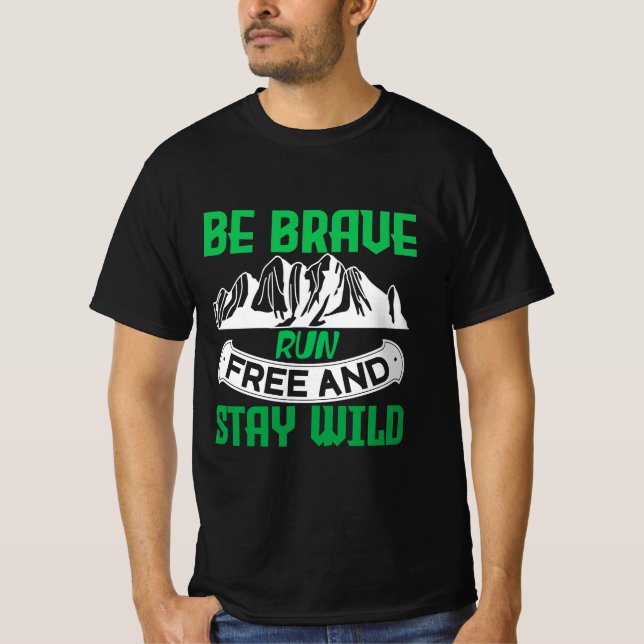 Camping Gift Be brave run free and stay wild T Shirt (Framsida)
