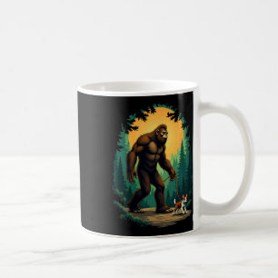 Camping Hiking Bigfoot Promenad Med Boston Terrier Kaffemugg