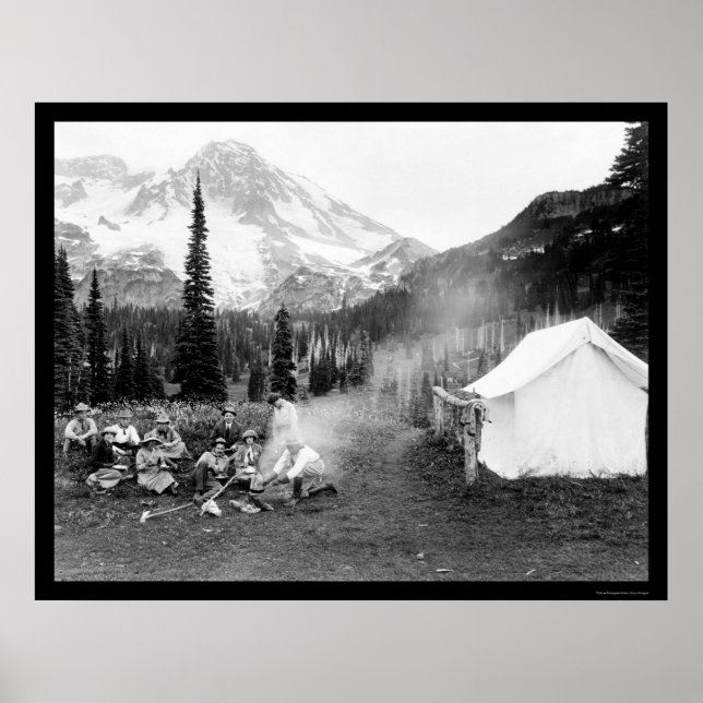 Camping in Indian Henry, Mount Rainier, WA 1922 Poster (Framsidan)