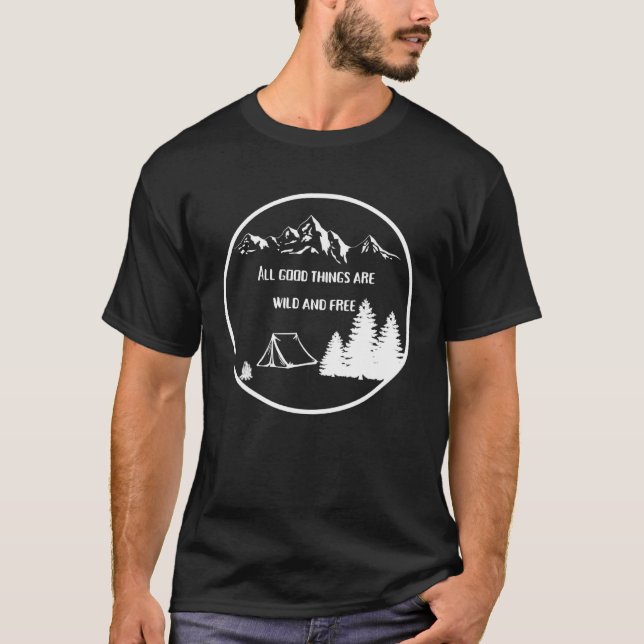 Camping in Mountain Nature Vild Fire Travel Campe T Shirt (Framsida)