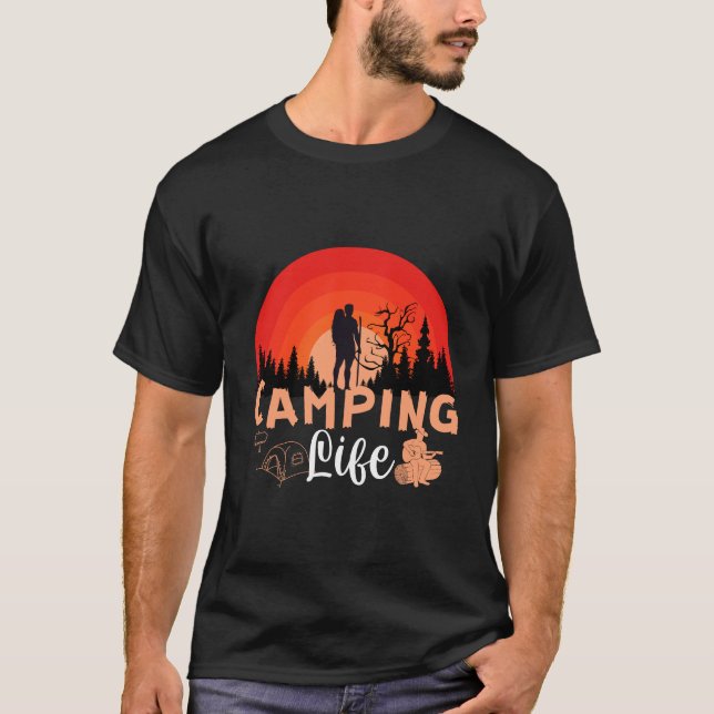Camping Life Retro Sunset Hiking Adventure T Shirt (Framsida)