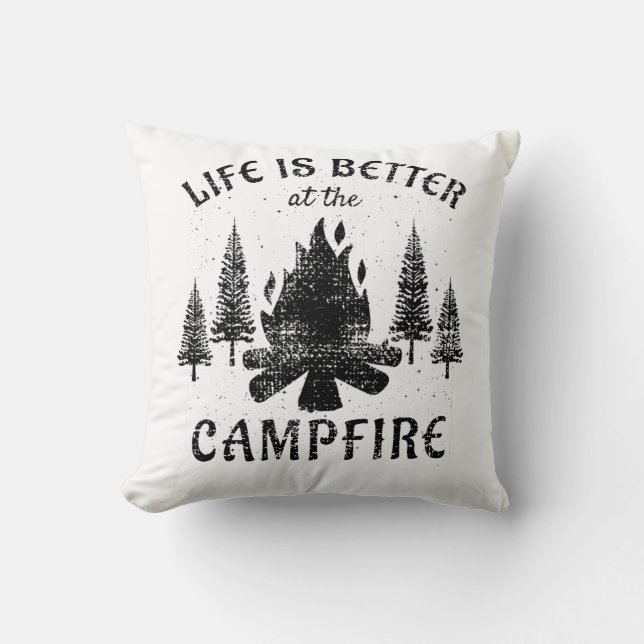 Camping - Livet är bättre i Campfire Kudde (Framsida)